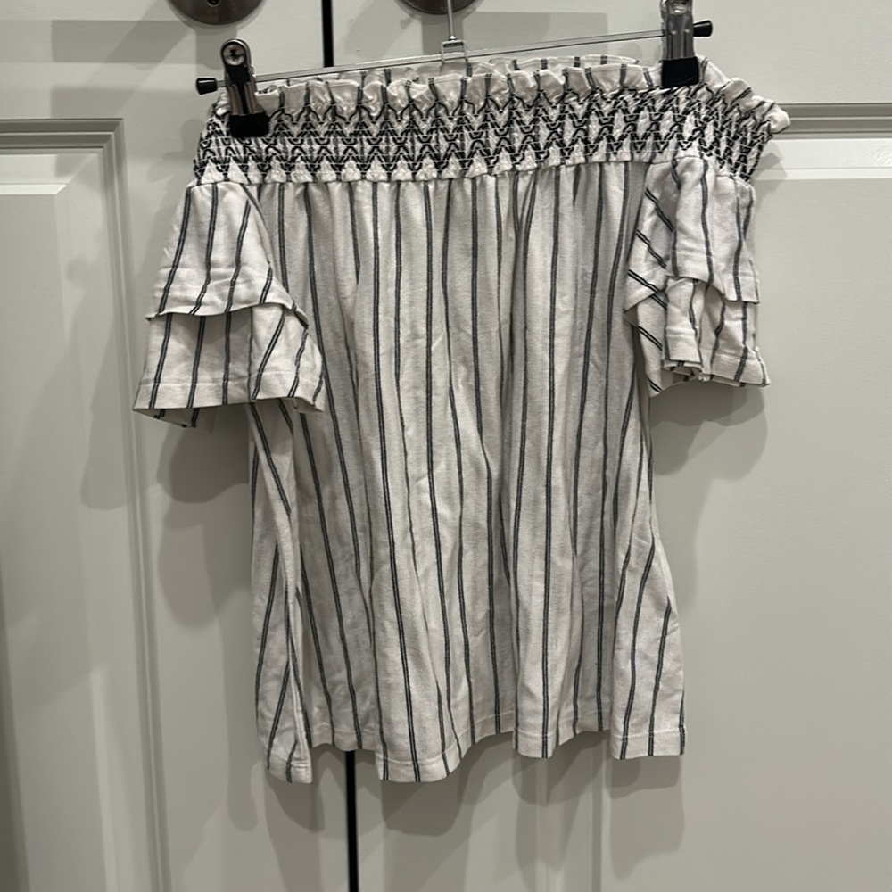 American Eagle Off the shoulder Short sleeve